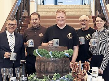 Zum Auftakt des Bierausschanks in der Bayerischen Vertretung in Berlin stoßen miteinander an (v. l.): der Leiter der Bayerischen Staatskanzlei, Dr. Florian Herrmann, sowie Peter Schuhmann, Sebastian Hübner und Klaus Andrae von der Drossenfelder Br...