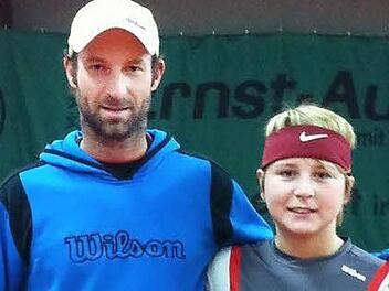 Ben Tito Müller (rechts) feierte einen überraschenden Turniersieg beim deutschen Ranglistenturnier in Bamberg; trainiert wird das Talent von Christian Höhn vom TC Weiß-Rot Coburg. Foto: Astrid Hess