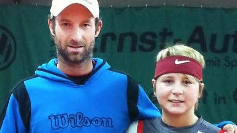 Ben Tito Müller (rechts) feierte einen überraschenden Turniersieg beim deutschen Ranglistenturnier in Bamberg; trainiert wird das Talent von Christian Höhn vom TC Weiß-Rot Coburg. Foto: Astrid Hess
