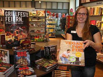 Elisa Heidenreich von der Buchhandlung Hübscher ist selbst von den aktuellen Vorlieben der Kulmbacher überrascht: Das Buch "Vegan for fun", ein vegetarisches Kochbuch von Attila Hildmann, und Reiseführer nach Vietnam sind bei ihr der Renner. Fotos: Sonja Adam