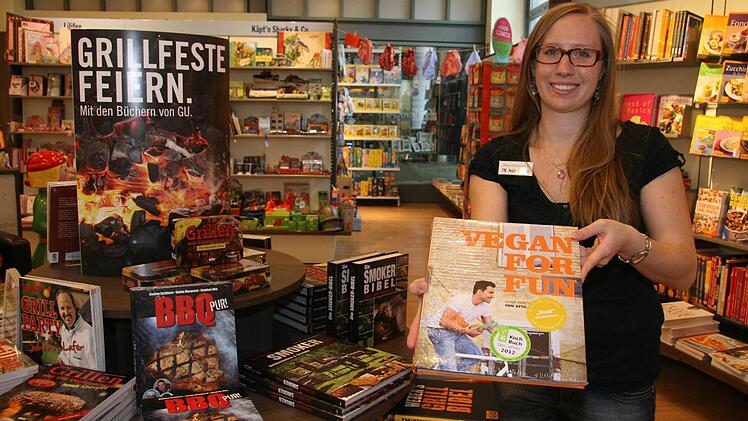 Elisa Heidenreich von der Buchhandlung Hübscher ist selbst von den aktuellen Vorlieben der Kulmbacher überrascht: Das Buch "Vegan for fun", ein vegetarisches Kochbuch von Attila Hildmann, und Reiseführer nach Vietnam sind bei ihr der Renner. Fotos: Sonja Adam