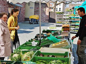 Juniorchef Alexander Wehner im Gespräch mit zwei Kundinnen am Grünen Markt.  Foto: Sigismund von Dobschütz