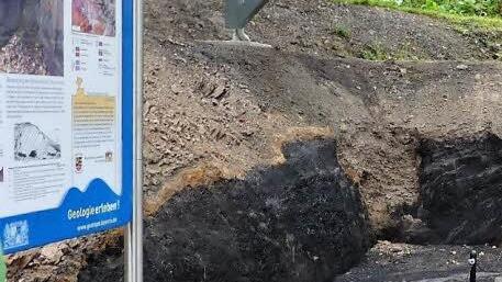 Gut abgesichert ist das ausstreichende Kohlenflöz im Bereich der Stockheimer Katharinazeche, das zu den einhundert schönsten bayerischen Geotopen zählt.  Foto: Gerd Fleischmann