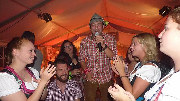 S&auml;nger und "Rampensau" Markus Looshorn heizt den G&auml;sten m&auml;chtig ein.  Fotos: Thomas Weichert