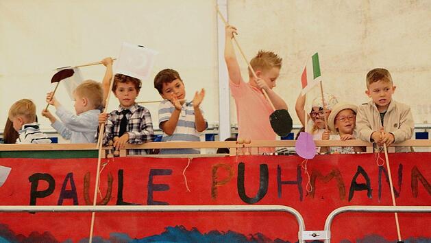 Die J&uuml;ngsten bei ihrem Auftritt mit "Paule Puhmann". Fotos. G&uuml;nther Geiling