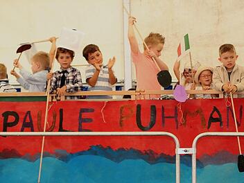 Die Jüngsten bei ihrem Auftritt mit "Paule Puhmann". Fotos. Günther Geiling