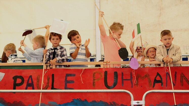 Die Jüngsten bei ihrem Auftritt mit "Paule Puhmann". Fotos. Günther Geiling