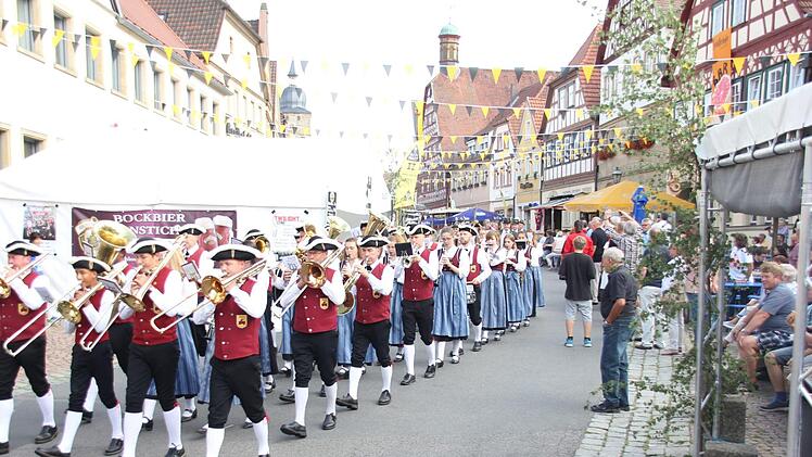 ... und Musik war das Fest eröffnet worden.