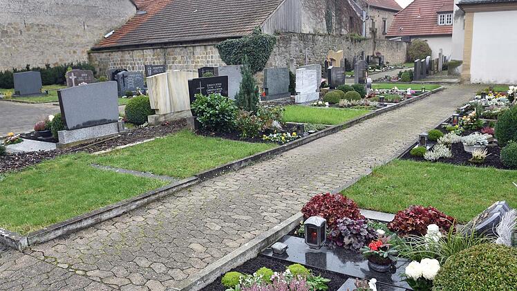 Mehr als 20 Grabstellen im Friedhof in Augsfeld sind nicht belegt, da offenbar die Gebühren für die Bürger zu hoch sind.U. Langer