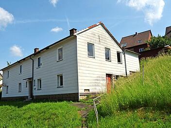 Die Tage dieses Gebäudes in der Gründer Straße 25 in Weißenbrunn sind gezählt. Es ist für den Abriss freigegeben. Foto: K.- H. Hofmann