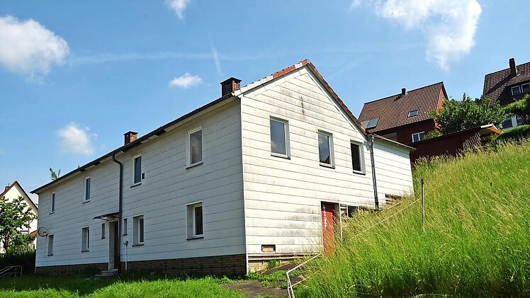 Die Tage dieses Gebäudes in der Gründer Straße 25 in Weißenbrunn sind gezählt. Es ist für den Abriss freigegeben. Foto: K.- H. Hofmann