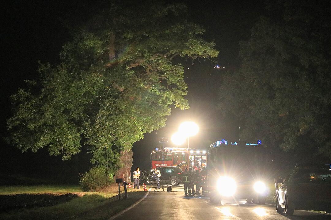 Tödlicher Unfall in Scheßlitz: Auto prallt frontal gegen Baum