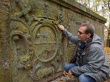 Kreisheimatpfleger Roland Heinlein begutachtet den Zustand des Wappens des Fürstbischofs Heinrich von Bibra.Foto: Arkadius Guzy