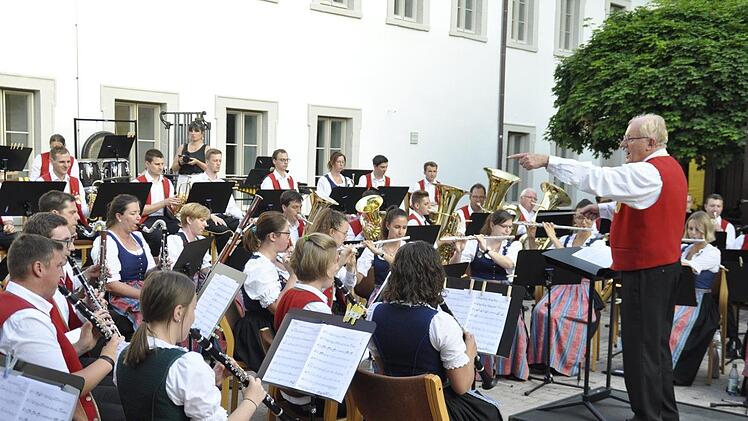 Der Serenadenhof genannt wird, gab dem Symphonische Blasorchester Volkach  unter seinem musikalischen Leiter Professor Ernst Oestereicher den illustren Rahmen für sein Konzert.Peter Klopf