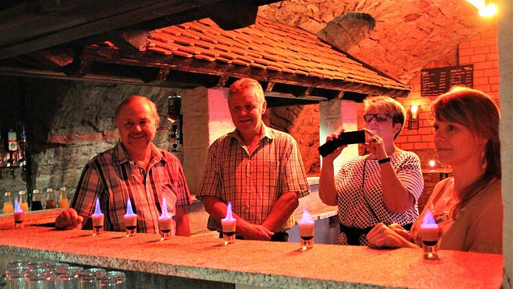 Kellerfeuer wurde in der urigen Bar tief unten im Kellerberg serviert.    Foto: Evi Seeger