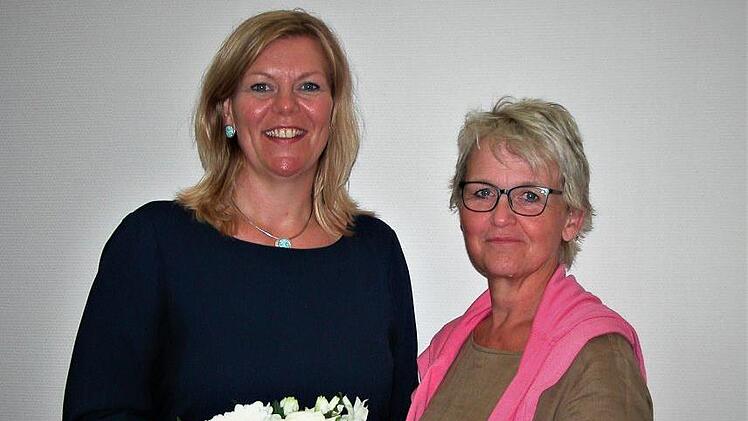 Frauenring-Vorsitzende Birgit Fischer (rechts) bedankte sich bei Katja Romeis, die in der Eigent&uuml;mer-Beratung und Projekt-Kommunikation f&uuml;r das Projekt Neue Altstadt t&auml;tig ist. Beim Frauenring berichtete sie &uuml;ber diese spannende Aufgabe.  Foto: Karin Reinshagen