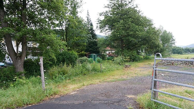 Um die  Krechenbachbrücke sanieren zu können, muss ein Umleitung eingerichtet werden. Bürgermeister Matthias Hauke und die Mitglieder des Bauausschusses schlagen ein Umleitung über die Wiese und den Bach vor.