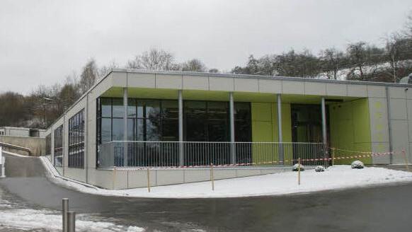 Zentral zwischen Grund- und Realschule liegt die neue Eltmanner Mensa, hier der Blick auf den Haupteingang.