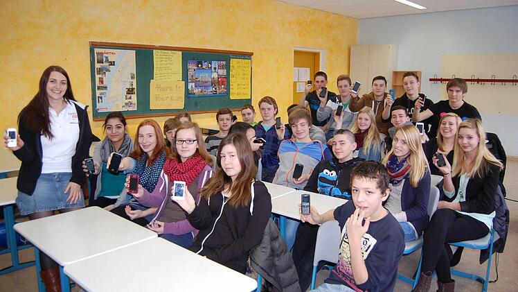 Die Schüler der Klasse 8b haben ihre Handys abgegeben.