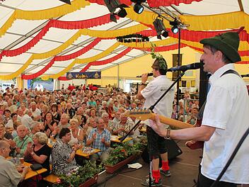 Zum ersten Mal waren auch die Randfichten beim Seniorennachmittag dabei. Trotz enormer Hitze im Zelt, sorgten sie durch ihre stimmungsvollen Lieder für absolute Begeisterung unter ihren Fans. Vivian Hopf