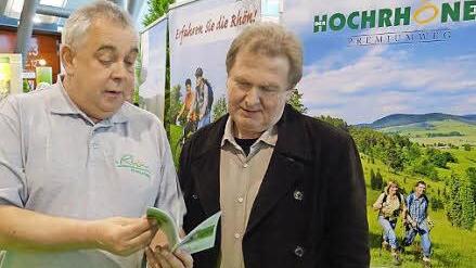 Geerd Müller (links) und Manfred Ortner (rechts) haben sich auf der Messe in Stuttgart getroffen. Für Manfred Ortner (Münnerstadt) von der Firma Ortner Schilder- und Werbetechnik ist die Messe auch eine Kontaktbörse zu den Kunden. Dazu zählen auch viele Tourismusverbände. Foto: Heike Beudert