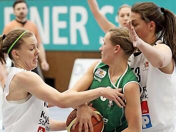 Melissa Zornig (l.) und Mara Hjelle (r.) nehmen die DJK-Flügelspielerin Mara Münder, die am Sonntag überzeugte, in die Zange. Foto: Sebastian Hader