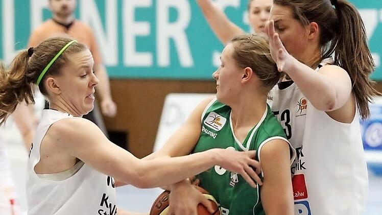 Melissa Zornig (l.) und Mara Hjelle (r.) nehmen die DJK-Flügelspielerin Mara Münder, die am Sonntag überzeugte, in die Zange. Foto: Sebastian Hader