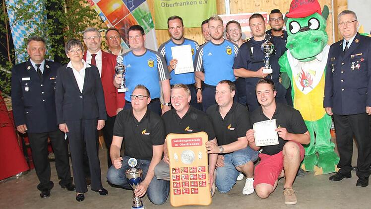 Und Action! Bilder vom Erwachsenenleistungsmarsch der oberfränkischen Feuerwehren in Großheirath (Landkreis Coburg). Fotos: Michael Stelzner