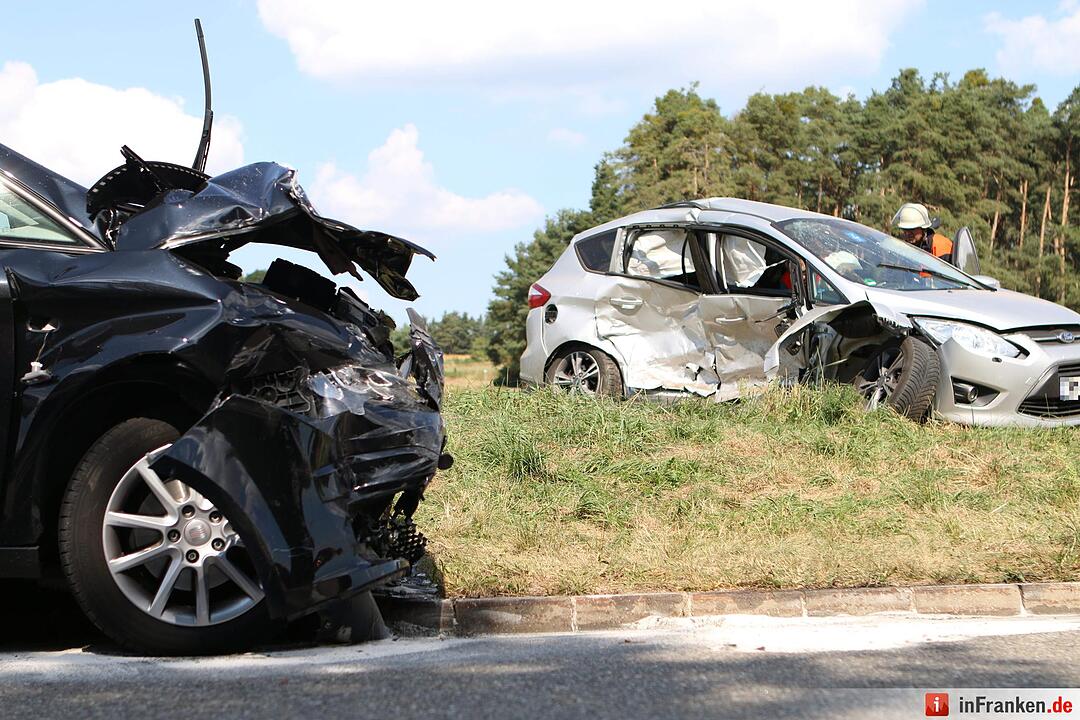Beim Abbiegen Verkehr übersehen - Zwei Verletzte bei Zusammenstoß