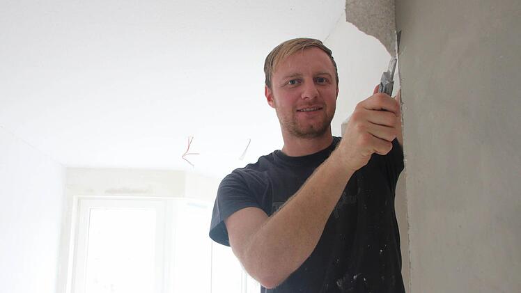 Steffen Nöth und andere Handwerker sind beim Innenausbau.  Foto: Benedikt Borst
