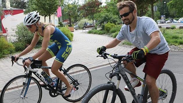 SSV-Athletin und Stadttriathlon-Mitorganisatorin Lena Drummer zeigte Sportredakteur Daniel Ruppert, worauf es bei der mittleren Disziplin ankommt. Fazit: Es ist mehr als nur Radeln. Fotos: Barbara Herbst
