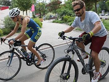 SSV-Athletin und Stadttriathlon-Mitorganisatorin Lena Drummer zeigte Sportredakteur Daniel Ruppert, worauf es bei der mittleren Disziplin ankommt. Fazit: Es ist mehr als nur Radeln. Fotos: Barbara Herbst