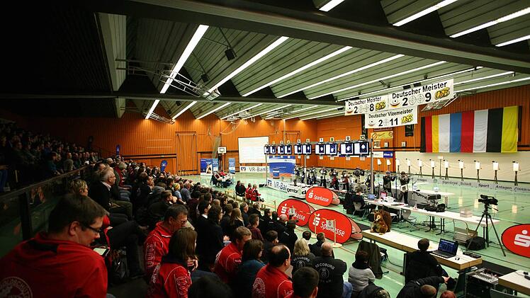Am Samstag und Sonntag ist die alte Angerhalle das letzte Mal Heimstätte für die Coburger Bundesliga-Schützen.  Foto: Timo Geldner/Archiv