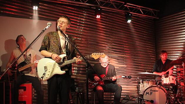 Der Münchner Rockmusiker Jesper Munk (zweiter von links) gab ein nicht alltägliches Konzert: In den Räumen einer IT-Firma begeisterte er seine Kulmbacher Fans. Begleitet wurde er von Schlagzeuger Michael Fromme, Gitarrist Knox Chandler und Bassist Taylor Savvy (ganz links). Foto: Stephan Stöckel.