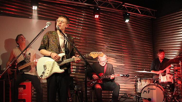 Der Münchner Rockmusiker Jesper Munk (zweiter von links) gab ein nicht alltägliches Konzert: In den Räumen einer IT-Firma begeisterte er seine Kulmbacher Fans. Begleitet wurde er von Schlagzeuger Michael Fromme, Gitarrist Knox Chandler und Bassist Taylor Savvy (ganz links). Foto: Stephan Stöckel.