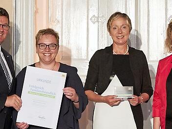 Bei der Ehrung (von links): Wirtschaftsminister Franz Josef Pschierer, Personalreferentin Susanne Str&ouml;hlein und Gesch&auml;ftsleiterin Anne Feulner sowie die Familienministerin Kerstin Schreyer Foto: Nikolaus Sch&auml;ffler