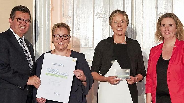 Bei der Ehrung (von links): Wirtschaftsminister Franz Josef Pschierer, Personalreferentin Susanne Str&ouml;hlein und Gesch&auml;ftsleiterin Anne Feulner sowie die Familienministerin Kerstin Schreyer Foto: Nikolaus Sch&auml;ffler