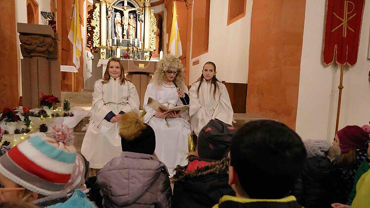 Das Christkind (Marie Gensler) verkündete seine frohe Weihnachts-Botschaft von der Freitreppe herab. Anschließend durften die Kinder in der alten Kirche dem Christkind lauschen, als es Märchen aus dem goldenen Buch vorlas.Gerd Schaar