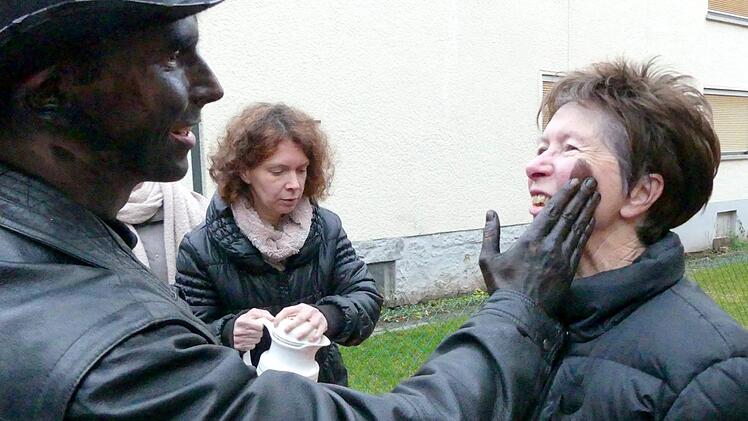 Auch die Erwachsenen werden vom Schlotfeger nicht verschont. Foto: Dieter Hübner