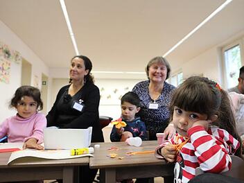 In der Eltern-Kind-Gruppe der AEO können Kinder gemeinsam mit ihren Eltern und den Betreuerinnen basteln. Foto: Barbara Herbst
