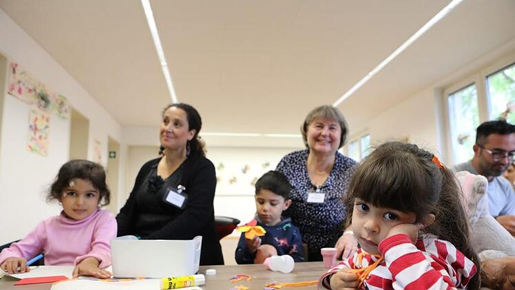 In der Eltern-Kind-Gruppe der AEO können Kinder gemeinsam mit ihren Eltern und den Betreuerinnen basteln. Foto: Barbara Herbst