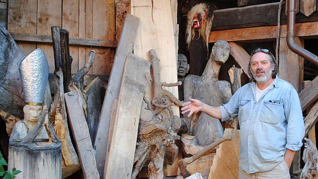 Wolfgang Schott mit all seinen Holztrümmern und Halbfertigem in seinem Hof. Carolin Herrmann