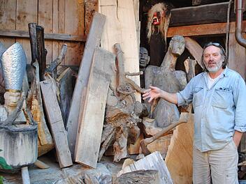 Wolfgang Schott mit all seinen Holztrümmern und Halbfertigem in seinem Hof. Carolin Herrmann