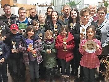 Die Vereinsmeister und Preisträger des Kleintierzuchtvereins Seibelsdorf wurden beim Züchterabend durch die Vorsitzende Ursula König (Zweite von rechts) geehrt. Foto: Dieter Wolf