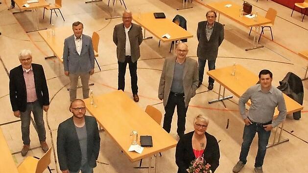 B&uuml;rgermeister Bernhard Storath (links) verabschiedete die ausscheidenden Gemeinder&auml;te (im Uhrzeigersinn) Herbert Hennemann, Hauke Petersen, Peter Schober, Kurt Hammer, Axel H&uuml;mmer, Claudia Jung und Markus Knipper sowie (nicht im Bild) Roswitha Wich. Fotos: Matthias Einwag