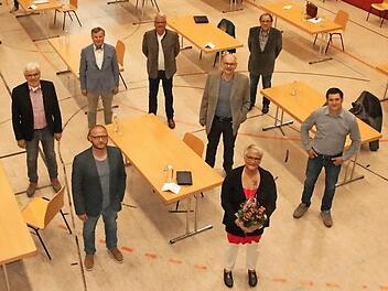 Bürgermeister Bernhard Storath (links) verabschiedete die ausscheidenden Gemeinderäte (im Uhrzeigersinn) Herbert Hennemann, Hauke Petersen, Peter Schober, Kurt Hammer, Axel Hümmer, Claudia Jung und Markus Knipper sowie (nicht im Bild) Roswitha Wich. Fotos: Matthias Einwag