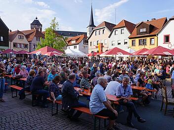 Stadtfestfeeling auf dem Bischofsheimer Marktplatz. Foto: Marion Eckert