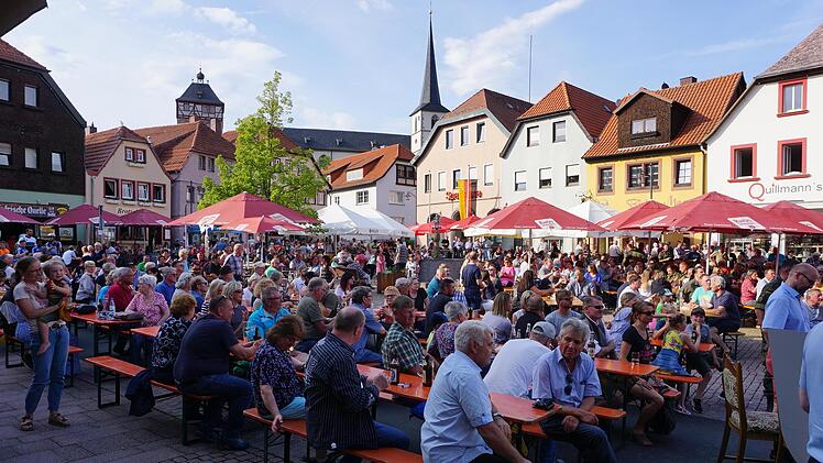 Stadtfestfeeling auf dem Bischofsheimer Marktplatz. Foto: Marion Eckert
