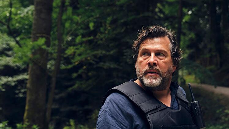 Friedemann Berg (Hans-Jochen Wagner) und seine Kollegen müssen schnell das flüchtige Paar finden. Ist im Schwarzwald ein Mörder-Couple unterwegs? Die Stimmung in der Bevölkerung beginnt zu kippen.