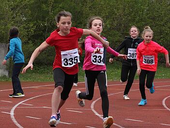 Mit toller Wechseltechnik lief die Schülerinnen des TV DJK Hammelburg zu einer tollen Zeit über 4 x 50 Meter. Im Bild wechselt Hanna Schmitt, die im Ballwurf starke 31 Meter erzielte, auf die Sprintsiegerin Lilian Heid. Fotos: Nürnberger